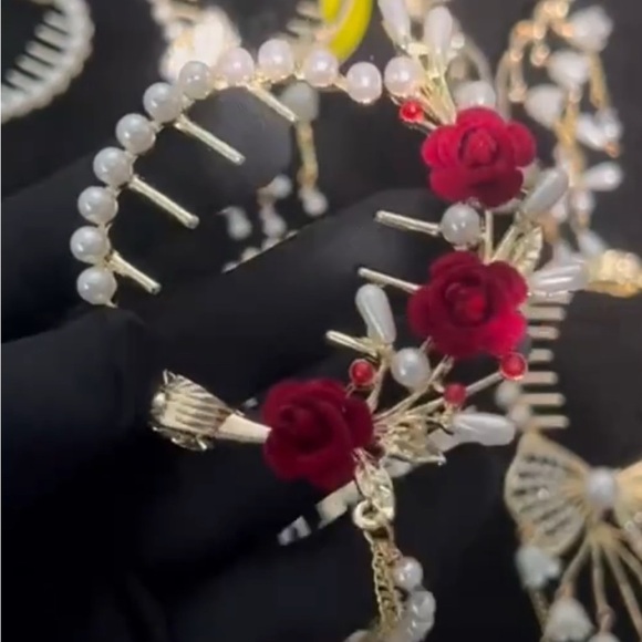 Elegant Red Rose and Faux Pearl Ponytail Clip - Picture 4 of 4